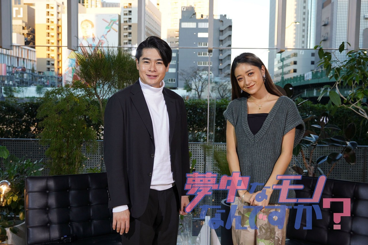 MCを務める平成ノブシコブシ吉村（左）と池田美優（右）。