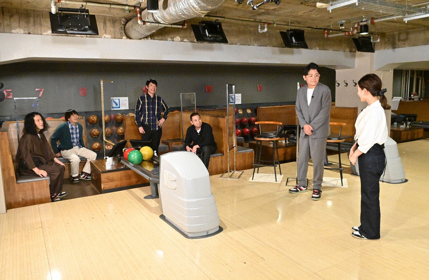 「テレビ千鳥」に出演する（左から）ピース又吉、蛍原徹、麒麟・川島、千鳥、新田さちか。(c)テレビ朝日