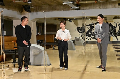 千鳥と新田さちか（中央）。(c)テレビ朝日