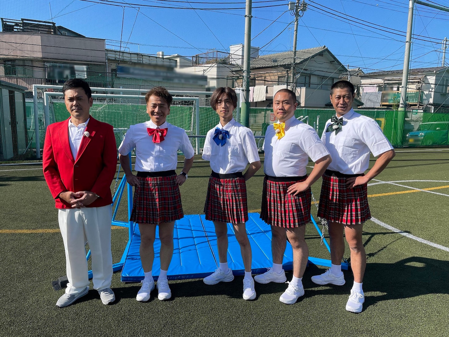 「くりぃむナンタラ」の「ミニスカート陸上2021」に出演する（左から）くりぃむしちゅー、田中樹、ハナコ岡部、パンサー尾形。(c)テレビ朝日