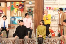 蛙亭（中央）と、（後列左から）マヂカルラブリー、そいつどいつ。(c)フジテレビ