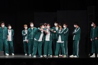 似たような身長同士で揉める（手前左から）ニッポンの社長ケツ、さらば青春の光・森田、バイク川崎バイク。