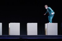 「ダンボール橋チャレンジ」で底が抜けないダンボールを選んで進むニューヨーク嶋佐。