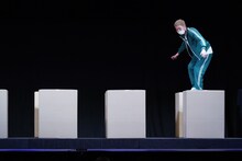 「ダンボール橋チャレンジ」で底が抜けないダンボールを選んで進むニューヨーク嶋佐。