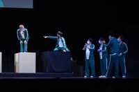 「ダンボール橋チャレンジ」の様子。