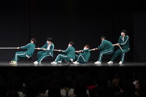 「綱引きチャレンジ」の様子。