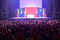 イベントのオープニングで水川かたまりが客席にウエーブを起こしたワンシーン。
