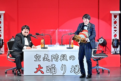 「キングオブコント」の優勝トロフィーを持参して優勝の喜びをリスナーと共有する水川かたまり。