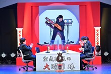 番組で生まれたキャラクター「借金チェーンソー」に扮して登場する岡野陽一（中央）。