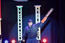 借金チェーンソーこと岡野陽一。