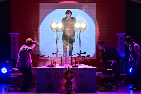 シークレットゲストとして姿を見せる東京03飯塚(中央)。