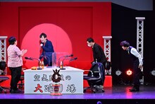 「まさか来てくれるとは」と東京03飯塚（左から2人目）を歓迎する一同と、「来るよそりゃ！」と言い放つ飯塚。