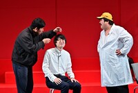 合同コントを披露する岡野陽一と空気階段。