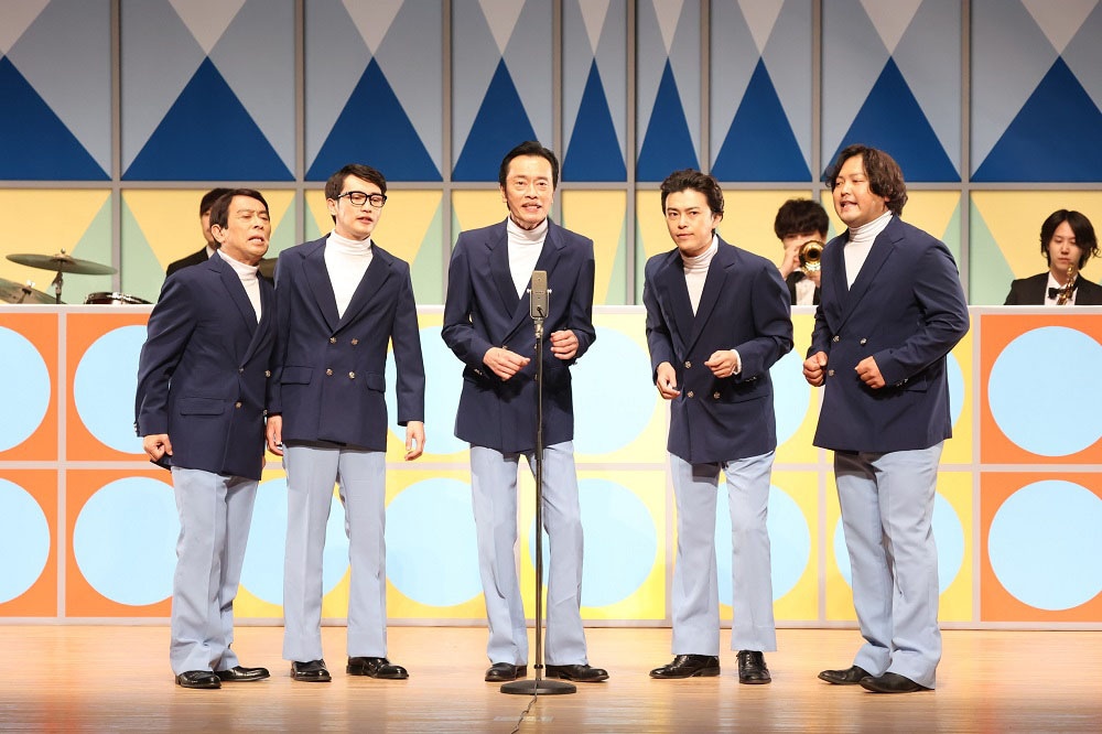 「ドリフのズンドコ節」のシーン写真。左から金田明夫、松本岳、遠藤憲一、勝地涼、加治将樹。