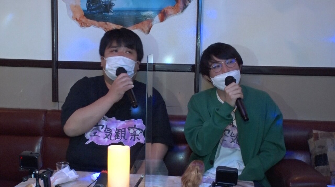 「空気階段の空気観察」でスナックを訪れ、カラオケに臨む空気階段。(c)テレビ朝日