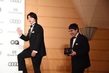 登壇するマヂカルラブリー。