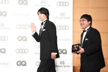 登壇するマヂカルラブリー。