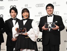 フォトコールより、ゆりやんレトリィバァ（中央）と「メン・オブ・ザ・イヤー・ベスト・コメディ・デュオ賞」受賞のマヂカルラブリー。