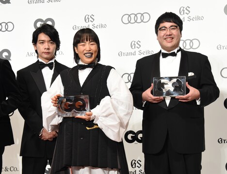 フォトコールより、ゆりやんレトリィバァ（中央）と「メン・オブ・ザ・イヤー・ベスト・コメディ・デュオ賞」受賞のマヂカルラブリー。