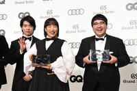 フォトコールに登場し、カメラに笑顔を向けるマヂカルラブリーとゆりやんレトリィバァ（中央）。