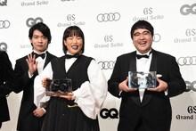 フォトコールに登場し、カメラに笑顔を向けるマヂカルラブリーとゆりやんレトリィバァ（中央）。