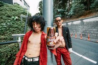 道端に落ちていた空き缶を拾う虹の黄昏。「これで『デカビタC』のCMを狙う」という。