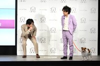 「この犬、CMに出てた犬と違くない？」とのすけをイジるぺこぱシュウペイ（左）。