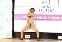 “のすけ占い”で「自己紹介ギャグを変えたほうがいい」と判断され、新たな自己紹介ギャグを披露するぺこぱシュウペイ。