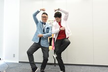 “パックンマックンポーズ”に苦労する、結成25周年のパックンマックン。