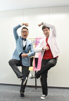 かつてやっていたという“パックンマックンポーズ”を披露。