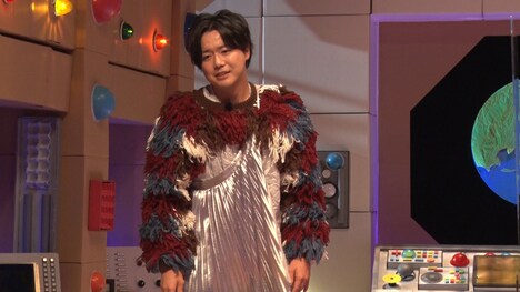 堂本剛プロデュースの宇宙人衣装に身を包んだぺこぱシュウペイ。