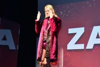 しゅんしゅんクリニックPのポーズで、しゅんPの前に登壇するZAZY。