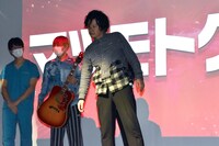 マツモトクラブ。登場時に照明が当たっていなかった。