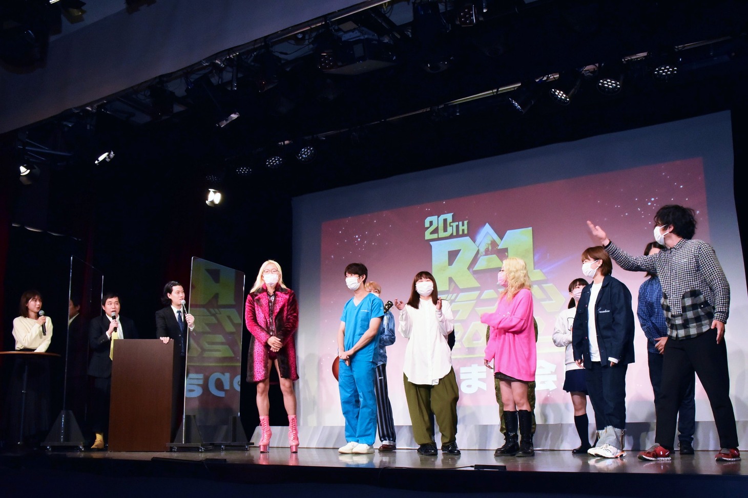 会見の様子。