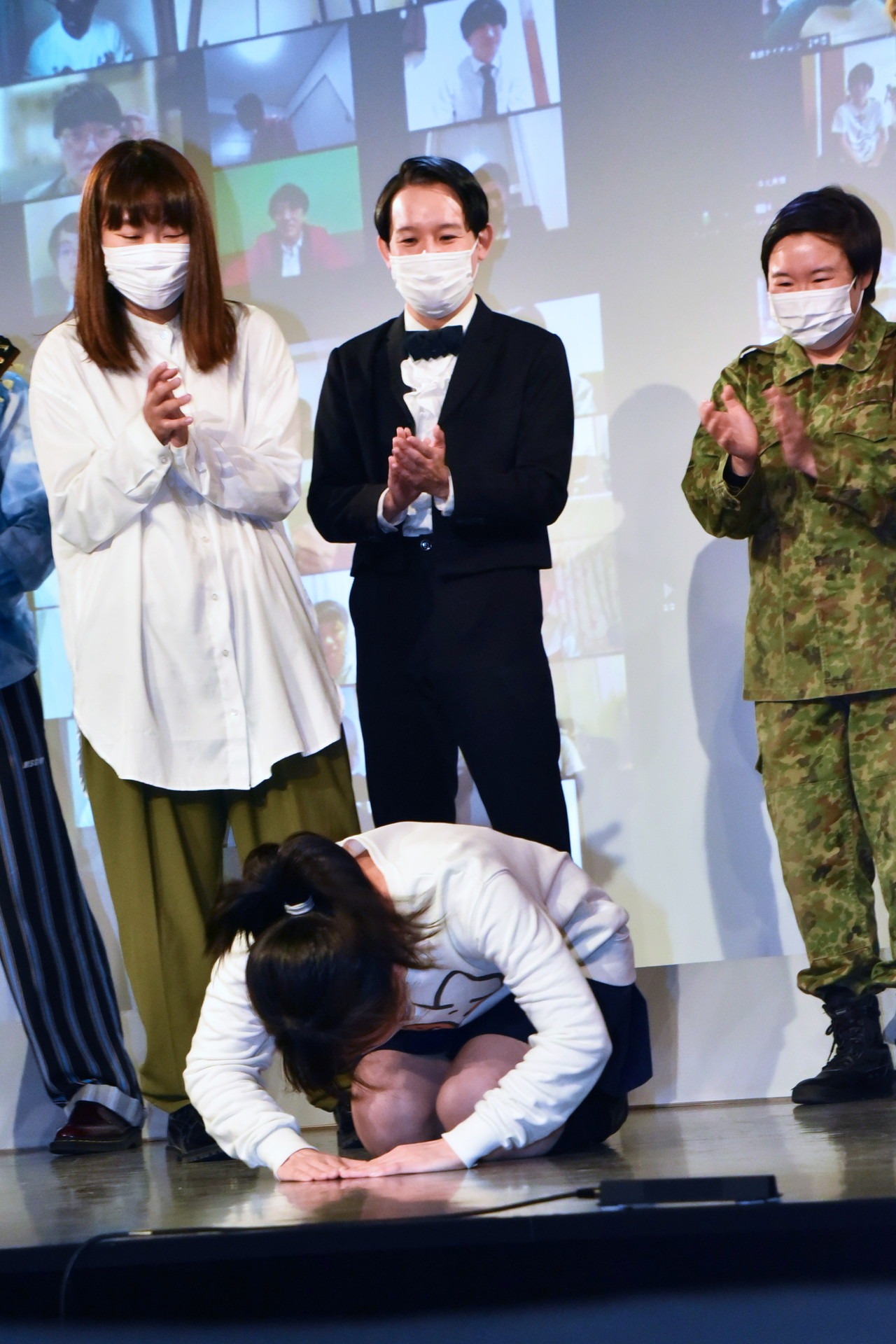 高田ぽる子が土下座をするワンシーン。