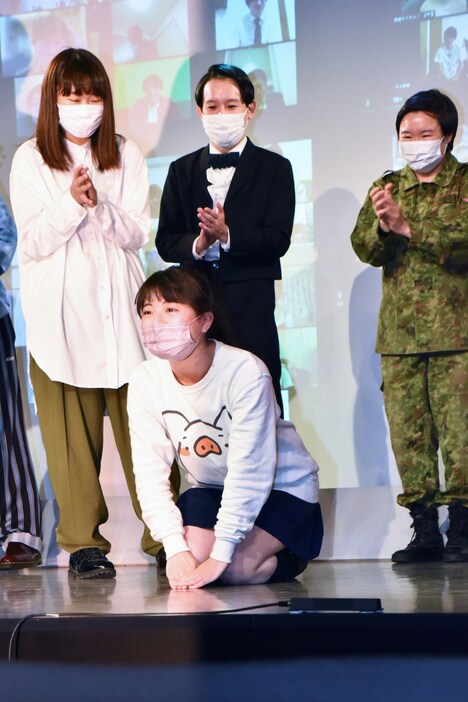 熱弁の勢いで土下座をした高田ぽる子（中央）。