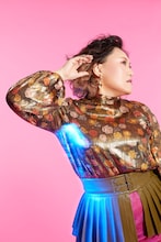 「レザープリーツ ウエストマーク 太ベルト」を着用したフォーリンラブ・バービー。