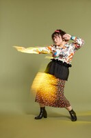 「サテンランダム ウエストマーク 太ベルト」を着用したフォーリンラブ・バービー。