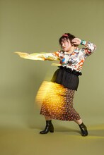 「サテンランダム ウエストマーク 太ベルト」を着用したフォーリンラブ・バービー。