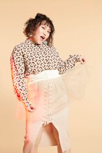 「ソフトチュール ウエストマーク 太ベルト」を着用したフォーリンラブ・バービー。