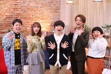 「勝手に！漫画アワード2」に出演する（左から）NON STYLE井上、浅川梨奈、バカリズム、大倉士門、おかずクラブ・オカリナ。(c)ABCテレビ