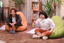 （左から）大倉士門、おかずクラブ・オカリナ。(c)ABCテレビ