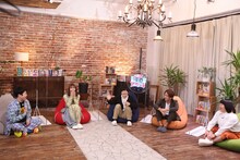 （左から）NON STYLE井上、浅川梨奈、バカリズム、大倉士門、おかずクラブ・オカリナ。(c)ABCテレビ