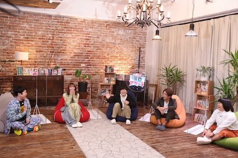 (左から)NON STYLE井上、浅川梨奈、バカリズム、大倉士門、おかずクラブ・オカリナ。(c)ABCテレビ