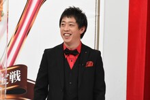 会見のMCを務めたさらば青春の光・森田。