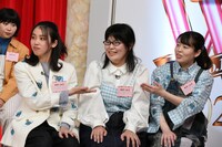 女ガールズ。市役所職員のまちこガールズ（右）が“公務員大喜利”で一同の笑いを誘った。
