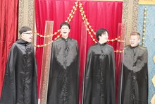 「鼻くそ食べちゃうモノマネ選手権」に挑戦する（左から）イジリー岡田、ラパルフェ都留、イチキップリン、古賀シュウ。