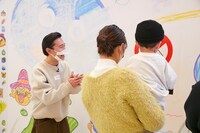 「みんなでけしケシ！『巨大消しゴムはんこアート大作戦』」の様子。