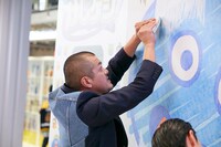 「みんなでけしケシ！『巨大消しゴムはんこアート大作戦』」の様子。