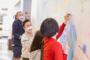 「みんなでけしケシ！『巨大消しゴムはんこアート大作戦』」の様子。